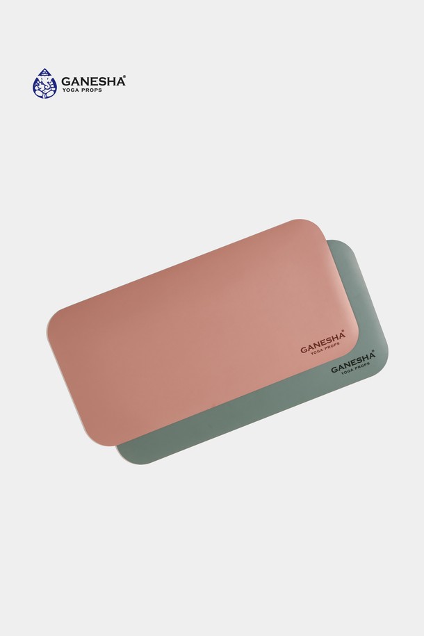 가네샤 요가 프랍스(Ganesha Yoga Props)의 가네샤 요가패드 4MM 라지 사이즈 요가매트입니다. 요가 및 피트니스 활동에 적합하며, 미끄럼 방지 기능을 갖춰 안전하게 운동할 수 있습니다. 4mm 두께로 제작되어 편안한 쿠션감을 제공하며, 라지 사이즈로 넉넉한 공간을 확보했습니다. 휴대성이 용이하여 언제 어디서든 요가를 즐길 수 있습니다. 남녀 구분 없이 모든 사용자가 사용할 수 있는 공용 제품입니다.
