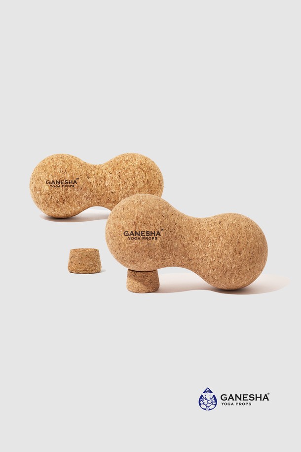 가네샤 코르크 마사지볼 듀얼 스탠다드는 요가 및 마사지에 사용되는 제품입니다. 브라운 컬러의 코르크 소재로 제작되었으며, 듀얼 사이즈로 다양한 부위에 활용 가능합니다. 마사지볼 형태로 제작되어 근육 이완에 도움을 주는 제품입니다. 요가 수련 시, 또는 일상생활에서 뭉친 근육을 풀어주는 데 효과적입니다. 가네샤 요가 프랍스 제품입니다.
