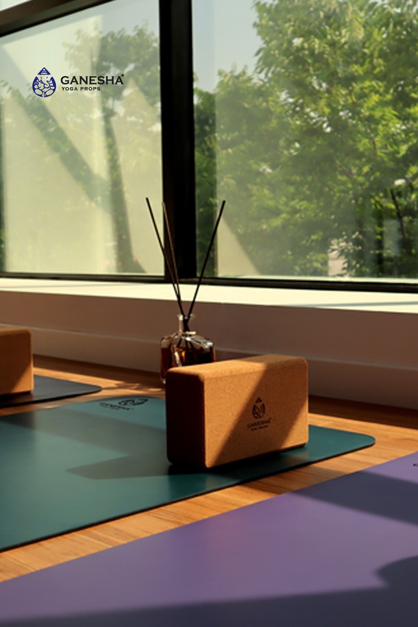 가네샤 요가프랍스(Ganesha Yoga Props) 가네샤 요가매트 오리진 5MM는 요가, 필라테스, 피트니스를 위한 공용 요가매트입니다. TPE와 고무 소재로 제작되어 5mm 두께로 충격 흡수와 미끄럼 방지 기능을 제공합니다. 블랙, 퍼플, 그린, 핑크, 오렌지, 브라운 등 다양한 컬러 옵션으로 만나보실 수 있으며, 양면 사용이 가능한 친환경 요가매트입니다. 무지 디자인으로 어떤 스타일에도 잘 어울립니다.
