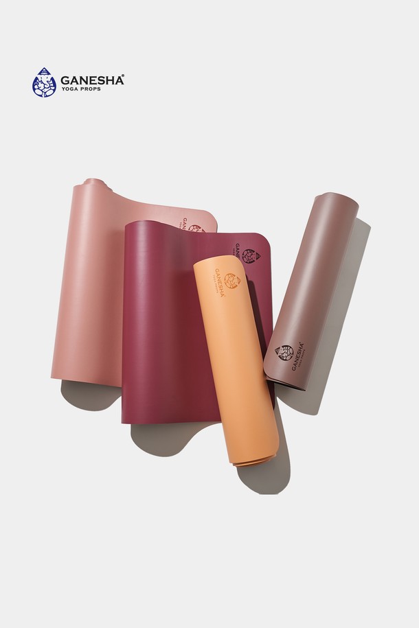 가네샤 요가프랍스 가네샤 요가매트 울트라컴포트 6MM는 요가와 필라테스를 위한 최적의 선택입니다. 블랙, 블루, 그린, 퍼플, 핑크, 브라운 등 다양한 색상 옵션으로 제공되어 취향에 맞게 선택할 수 있습니다. 6mm 두께의 TPE와 고무 소재로 제작되어 뛰어난 쿠션감과 미끄럼 방지 기능을 제공합니다. 양면 사용이 가능하며, 경량 설계로 휴대 및 이동이 용이합니다. 울트라컴포트 디자인으로 편안한 요가 및 필라테스 수련을 경험해 보세요.

