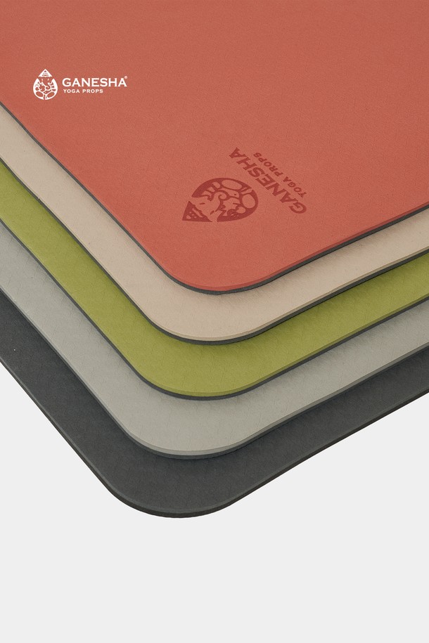 가네샤 요가 프랍스의 가네샤 비기너 요가매트 엑스트라 쿠션 8MM는 요가와 피트니스를 즐기는 모든 분들을 위한 공용 요가 매트입니다. TPE 소재로 제작되어 8MM의 두께로 엑스트라 쿠션 기능을 제공하여 편안한 요가 수련을 돕습니다. 무지 디자인으로 어떤 스타일에도 잘 어울리며, 초보자도 안정적으로 사용할 수 있습니다. 요가, 필라테스 등 다양한 운동 시 활용하여 쾌적한 환경에서 운동을 즐겨보세요.

