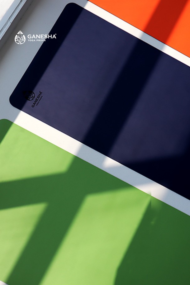 가네샤 요가프랍스 가네샤 요가매트 라이트 3MM는 요가 및 필라테스를 위한 가볍고 휴대성이 뛰어난 요가 매트입니다. TPE 소재로 제작되어 미끄럼 방지 기능이 뛰어나 안전하게 운동을 즐길 수 있습니다. 3mm의 얇은 두께로 휴대성이 뛰어나며, 양면 사용이 가능하여 실용적입니다. 그린, 블루, 오렌지, 퍼플, 블랙, 민트 등 다양한 색상 옵션으로 제공되어 취향에 맞게 선택할 수 있습니다. 가네샤 요가매트 라이트 3MM로 편안하고 즐거운 요가, 필라테스 시간을 경험해 보세요.
