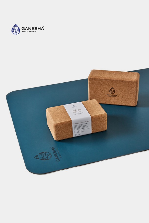 가네샤 요가 프랍스(Ganesha Yoga Props)의 더 가네샤 코르크 요가 블럭입니다. 친환경 소재인 코르크로 제작되어 요가 수련 시 안정적인 지지력을 제공합니다. 브라운 색상으로, 요가 블럭은 요가 자세를 더욱 효과적으로 돕습니다.
