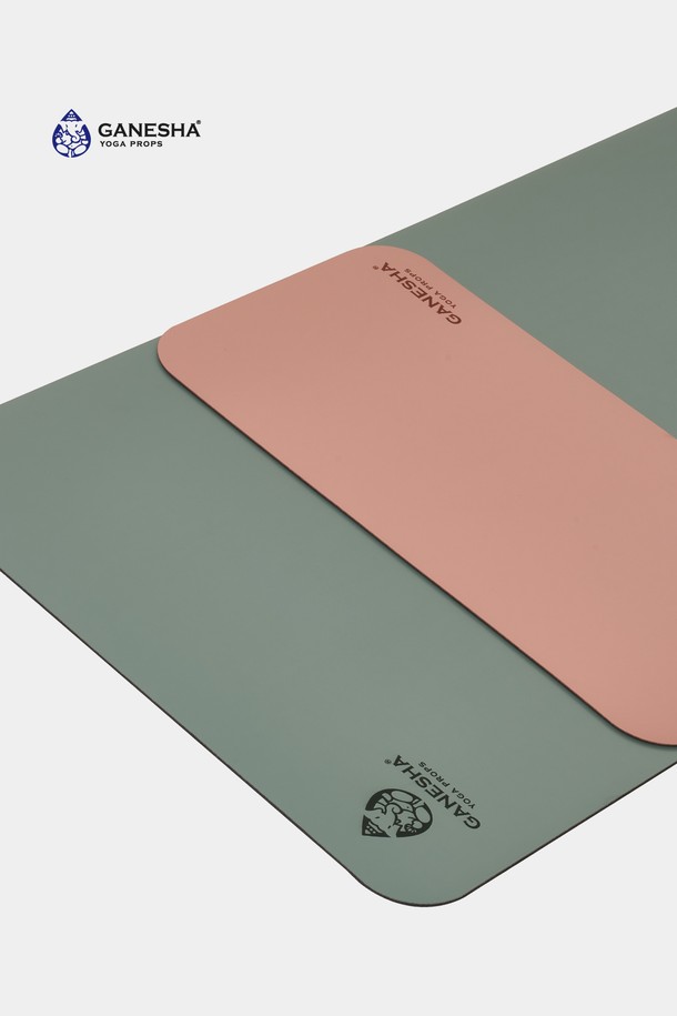 가네샤 요가 프랍스(Ganesha Yoga Props)의 가네샤 요가패드 4MM 라지 사이즈 요가매트입니다. 요가 및 피트니스 활동에 적합하며, 미끄럼 방지 기능을 갖춰 안전하게 운동할 수 있습니다. 4mm 두께로 제작되어 편안한 쿠션감을 제공하며, 라지 사이즈로 넉넉한 공간을 확보했습니다. 휴대성이 용이하여 언제 어디서든 요가를 즐길 수 있습니다. 남녀 구분 없이 모든 사용자가 사용할 수 있는 공용 제품입니다.
