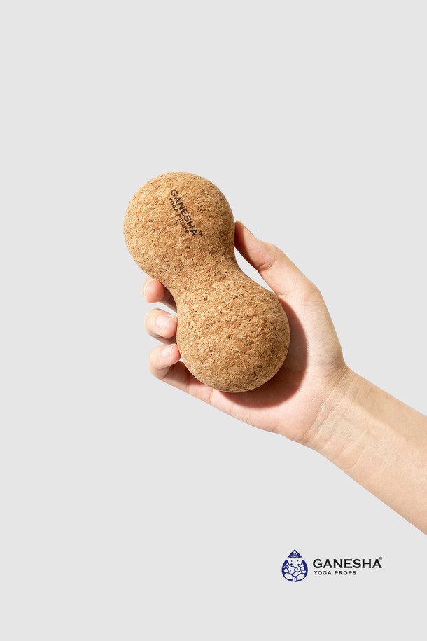 가네샤 코르크 마사지볼 듀얼 스탠다드는 요가 및 마사지에 사용되는 제품입니다. 브라운 컬러의 코르크 소재로 제작되었으며, 듀얼 사이즈로 다양한 부위에 활용 가능합니다. 마사지볼 형태로 제작되어 근육 이완에 도움을 주는 제품입니다. 요가 수련 시, 또는 일상생활에서 뭉친 근육을 풀어주는 데 효과적입니다. 가네샤 요가 프랍스 제품입니다.
