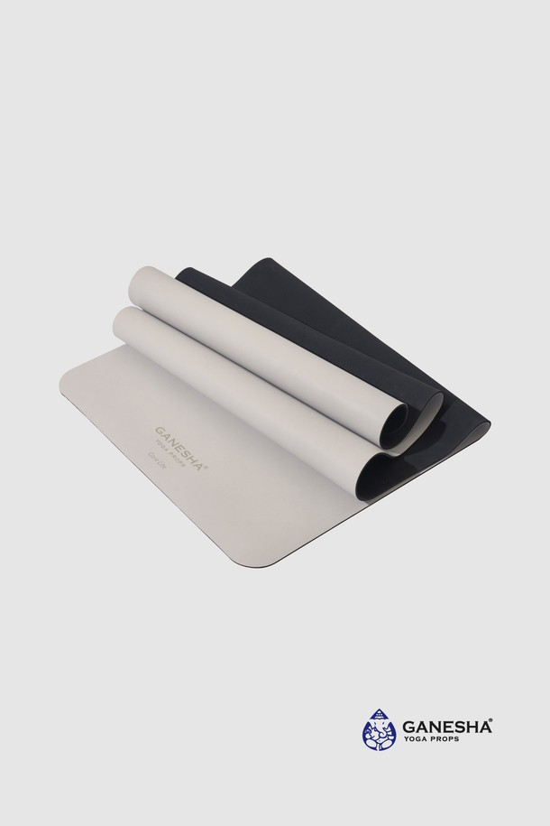 가네샤 요가프랍스 케어라이트 5MM 요가매트는 요가 및 필라테스 수련에 적합한 제품입니다. 5MM 두께로 제작되어 안정적인 쿠션감을 제공하며, 케어라이트 소재로 제작되어 편안한 사용감을 선사합니다. 민트, 베이지, 핑크 3가지 컬러로 제공되어 취향에 맞게 선택할 수 있습니다. 무지 디자인으로 어떤 스타일의 요가복과도 잘 어울립니다. 요가와 필라테스 동작을 더욱 효과적으로 수행할 수 있도록 도와줍니다.
