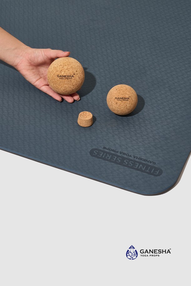 가네샤 코르크 마사지볼 싱글 스탠다드는 요가 및 피트니스 활동에 활용하기 좋은 마사지용 소품입니다. 천연 코르크 소재로 제작되어 튼튼하며, 베이지 색상으로 심플하고 자연스러운 디자인을 자랑합니다. 싱글 스탠다드 사이즈로, 신체 부위별 맞춤 마사지가 가능하여 근육 이완에 도움을 줍니다. 요가 수련 시, 또는 운동 전후에 사용하면 더욱 효과적입니다. 가네샤 코르크 마사지볼로 편안하고 효과적인 마사지를 경험해 보세요.
