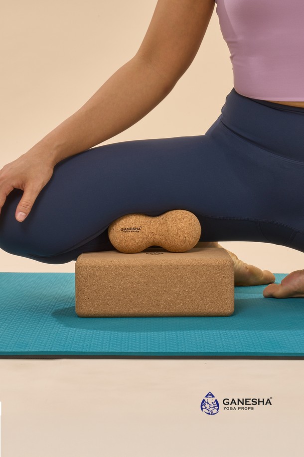 가네샤 코르크 마사지볼 듀얼 스탠다드는 요가 및 마사지에 사용되는 제품입니다. 브라운 컬러의 코르크 소재로 제작되었으며, 듀얼 사이즈로 다양한 부위에 활용 가능합니다. 마사지볼 형태로 제작되어 근육 이완에 도움을 주는 제품입니다. 요가 수련 시, 또는 일상생활에서 뭉친 근육을 풀어주는 데 효과적입니다. 가네샤 요가 프랍스 제품입니다.
