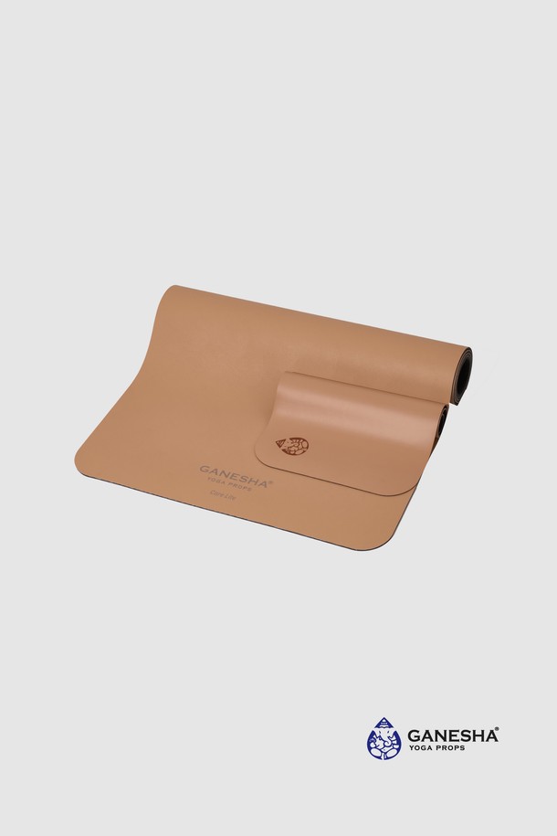 가네샤 요가프랍스 케어라이트 5MM 요가매트는 요가 및 필라테스 수련에 적합한 제품입니다. 5MM 두께로 제작되어 안정적인 쿠션감을 제공하며, 케어라이트 소재로 제작되어 편안한 사용감을 선사합니다. 민트, 베이지, 핑크 3가지 컬러로 제공되어 취향에 맞게 선택할 수 있습니다. 무지 디자인으로 어떤 스타일의 요가복과도 잘 어울립니다. 요가와 필라테스 동작을 더욱 효과적으로 수행할 수 있도록 도와줍니다.
