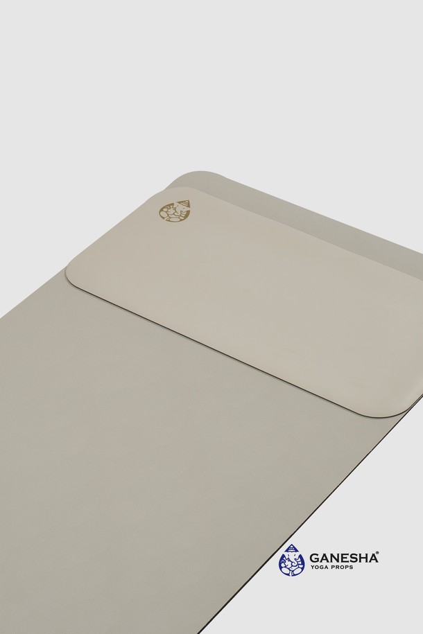 가네샤 요가프랍스 케어라이트 5MM 요가매트는 요가 및 필라테스 수련에 적합한 제품입니다. 5MM 두께로 제작되어 안정적인 쿠션감을 제공하며, 케어라이트 소재로 제작되어 편안한 사용감을 선사합니다. 민트, 베이지, 핑크 3가지 컬러로 제공되어 취향에 맞게 선택할 수 있습니다. 무지 디자인으로 어떤 스타일의 요가복과도 잘 어울립니다. 요가와 필라테스 동작을 더욱 효과적으로 수행할 수 있도록 도와줍니다.
