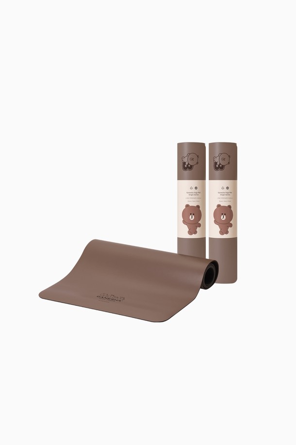 가네샤요가프랍스(Ganesha Yoga Props)에서 출시한 가네샤요가매트 라인프렌즈(Line Friends) 에디션 브라운 5mm 요가 매트입니다. 귀여운 라인프렌즈 캐릭터 디자인이 돋보이는 브라운 색상의 요가 매트로, 요가 수련 시 즐거움을 더합니다. 5mm 두께로 제작되어 푹신하고 편안한 사용감을 제공하며, 미끄럼 방지 기능이 있어 안전하게 요가 동작을 수행할 수 있습니다. 휴대성이 뛰어나 언제 어디서든 요가를 즐길 수 있으며, 요가 매트 사용 용도로 적합합니다.
