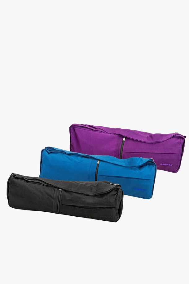 [제이드요가] 제이드 마카랑카 요가매트백은 요가와 피트니스 활동에 적합한 여성용 가방입니다. 블랙, 퍼플, 블루 세 가지 색상으로 제공되며, 튼튼한 나일론 소재로 제작되어 내구성이 뛰어납니다. 미디엄 사이즈의 원통형 디자인으로, 지퍼형 잠금 방식으로 매트를 안전하게 보관할 수 있습니다. 요가 매트 수납 및 휴대에 편리하며, 사이즈 조절 기능이 있어 사용자의 편의성을 높였습니다. 
