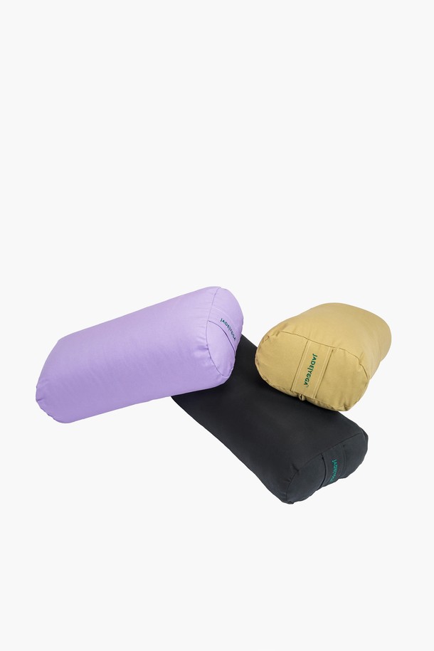 [제이드요가] 제이드 요가볼스터 직사각형은 요가 수련을 위한 보조 도구입니다. 부드러운 면 소재로 제작되어 편안한 촉감을 제공하며, 두꺼운 두께로 안정적인 쿠션감을 느낄 수 있습니다. 퍼플, 베이지, 블랙 세 가지 색상으로 제공되며, 무지 디자인으로 어떤 요가 스타일에도 잘 어울립니다. 직사각형 모양으로 다양한 요가 자세를 서포트하며, 요가 초보자부터 숙련자까지 모두 유용하게 사용할 수 있습니다. 요가 수련 시 신체 지지, 자세 교정, 편안함 증진에 도움을 드립니다.
