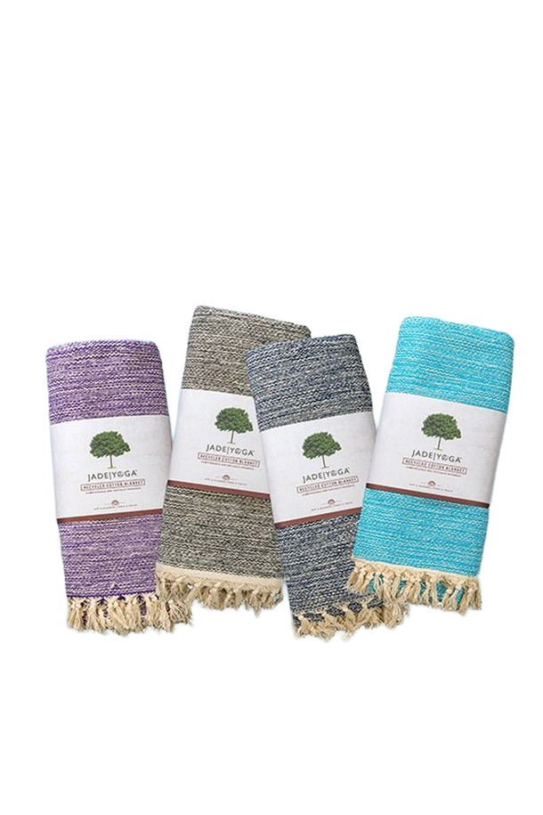[제이드요가] 제이드 요가블랭킷은 요가 및 피트니스 활동에 적합한 면 소재의 블랭킷입니다. 부드러운 촉감과 얇은 두께로 편안한 사용감을 제공하며, 흡습 기능으로 쾌적함을 유지해 줍니다. 베이직한 디자인에 프린지 장식으로 포인트를 더했으며, 퍼플, 그레이, 민트, 블루 등 다양한 색상으로 만나볼 수 있습니다. 공용으로 사용할 수 있는 실용적인 요가 용품입니다.
