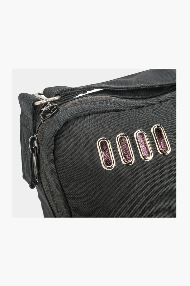 [제이드요가] 제이드 마카랑카 요가매트백은 요가와 피트니스 활동에 적합한 여성용 가방입니다. 블랙, 퍼플, 블루 세 가지 색상으로 제공되며, 튼튼한 나일론 소재로 제작되어 내구성이 뛰어납니다. 미디엄 사이즈의 원통형 디자인으로, 지퍼형 잠금 방식으로 매트를 안전하게 보관할 수 있습니다. 요가 매트 수납 및 휴대에 편리하며, 사이즈 조절 기능이 있어 사용자의 편의성을 높였습니다. 
