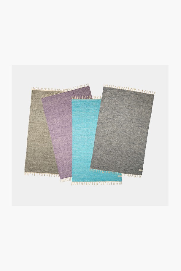 [제이드요가] 제이드 요가블랭킷은 요가 및 피트니스 활동에 적합한 면 소재의 블랭킷입니다. 부드러운 촉감과 얇은 두께로 편안한 사용감을 제공하며, 흡습 기능으로 쾌적함을 유지해 줍니다. 베이직한 디자인에 프린지 장식으로 포인트를 더했으며, 퍼플, 그레이, 민트, 블루 등 다양한 색상으로 만나볼 수 있습니다. 공용으로 사용할 수 있는 실용적인 요가 용품입니다.
