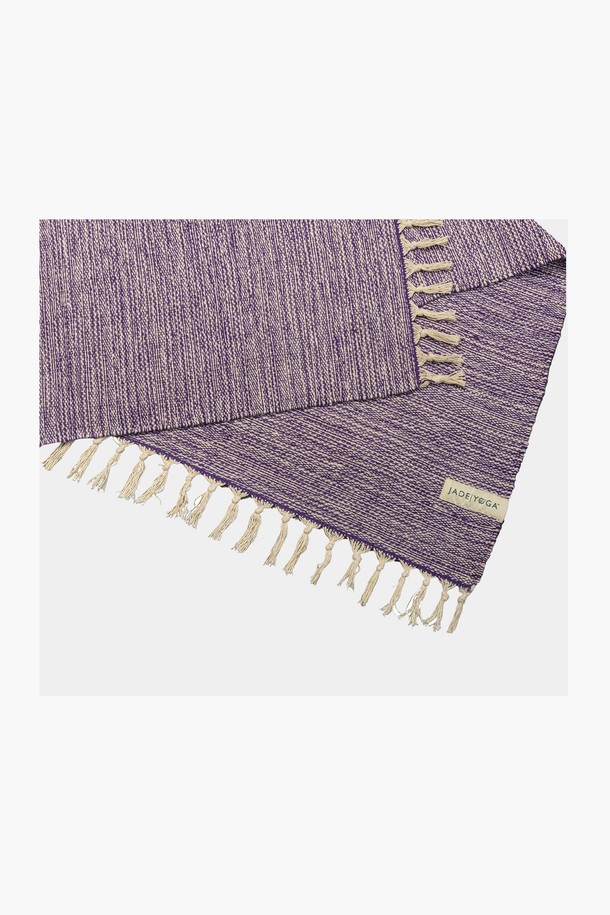 [제이드요가] 제이드 요가블랭킷은 요가 및 피트니스 활동에 적합한 면 소재의 블랭킷입니다. 부드러운 촉감과 얇은 두께로 편안한 사용감을 제공하며, 흡습 기능으로 쾌적함을 유지해 줍니다. 베이직한 디자인에 프린지 장식으로 포인트를 더했으며, 퍼플, 그레이, 민트, 블루 등 다양한 색상으로 만나볼 수 있습니다. 공용으로 사용할 수 있는 실용적인 요가 용품입니다.
