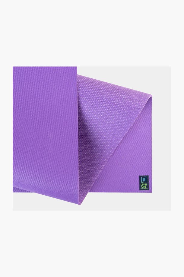 [제이드요가] 제이드 레벨원 요가매트는 요가 및 필라테스 수련에 적합한 두꺼운 TPE 소재의 요가매트입니다. 부드러운 쿠션감과 뛰어난 흡습 기능으로 편안하고 안전한 수련 환경을 제공합니다. 퍼플 색상의 무지 디자인으로 제작되었으며, 미끄럼 방지 기능이 있어 안정적인 자세 유지를 돕습니다. 친환경 소재로 제작되어 안심하고 사용할 수 있으며 양면 사용이 가능하여 실용적입니다. 요가와 필라테스 매트 선택 시 제이드 레벨원 요가매트를 고려해보세요.
