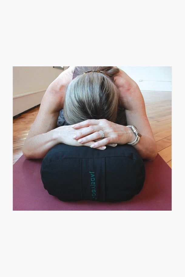 [제이드요가] 제이드 요가볼스터 직사각형은 요가 수련을 위한 보조 도구입니다. 부드러운 면 소재로 제작되어 편안한 촉감을 제공하며, 두꺼운 두께로 안정적인 쿠션감을 느낄 수 있습니다. 퍼플, 베이지, 블랙 세 가지 색상으로 제공되며, 무지 디자인으로 어떤 요가 스타일에도 잘 어울립니다. 직사각형 모양으로 다양한 요가 자세를 서포트하며, 요가 초보자부터 숙련자까지 모두 유용하게 사용할 수 있습니다. 요가 수련 시 신체 지지, 자세 교정, 편안함 증진에 도움을 드립니다.
