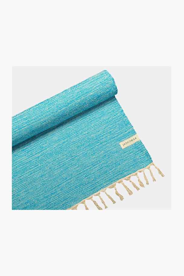 [제이드요가] 제이드 요가블랭킷은 요가 및 피트니스 활동에 적합한 면 소재의 블랭킷입니다. 부드러운 촉감과 얇은 두께로 편안한 사용감을 제공하며, 흡습 기능으로 쾌적함을 유지해 줍니다. 베이직한 디자인에 프린지 장식으로 포인트를 더했으며, 퍼플, 그레이, 민트, 블루 등 다양한 색상으로 만나볼 수 있습니다. 공용으로 사용할 수 있는 실용적인 요가 용품입니다.
