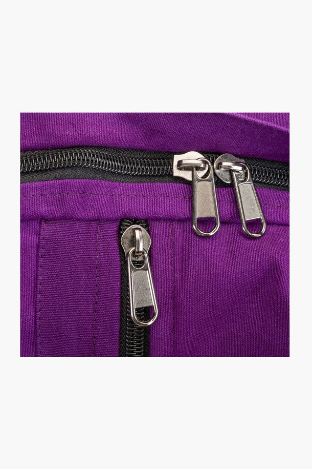 [제이드요가] 제이드 마카랑카 요가매트백은 요가와 피트니스 활동에 적합한 여성용 가방입니다. 블랙, 퍼플, 블루 세 가지 색상으로 제공되며, 튼튼한 나일론 소재로 제작되어 내구성이 뛰어납니다. 미디엄 사이즈의 원통형 디자인으로, 지퍼형 잠금 방식으로 매트를 안전하게 보관할 수 있습니다. 요가 매트 수납 및 휴대에 편리하며, 사이즈 조절 기능이 있어 사용자의 편의성을 높였습니다. 
