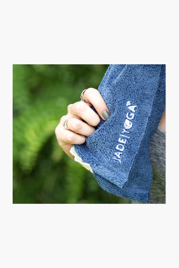 [제이드요가] 제이드 요가핸드타월은 요가 및 피트니스 활동에 적합한 극세사 소재의 요가 타월입니다. 부드러운 촉감과 얇은 두께로 제작되어 휴대성이 뛰어나며, 흡습 및 속건 기능으로 쾌적한 사용감을 제공합니다. 퍼플, 블루, 네이비, 와인 등 다양한 색상으로 제공되어 취향에 맞게 선택할 수 있습니다. 무지 디자인으로 어떤 요가복과도 잘 어울립니다. 요가 수련 시 땀 흡수를 돕고 미끄럼 방지 효과를 더하여 안전하고 편안한 운동을 지원합니다.
