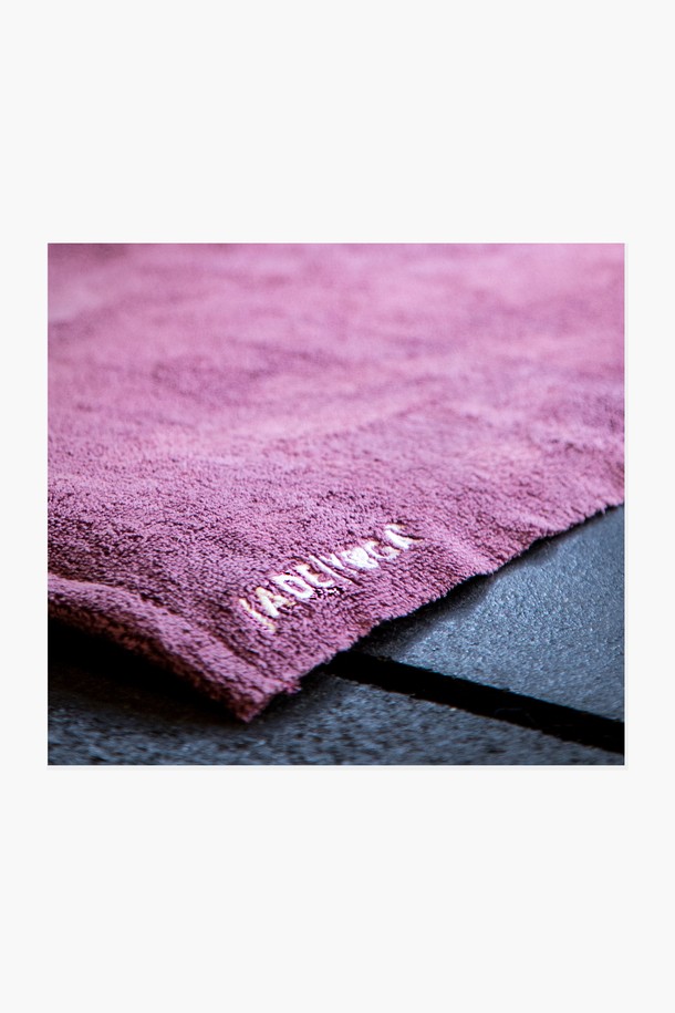 [제이드요가] 제이드 요가매트타월은 요가와 필라테스 시, 요가매트 위에 깔아 사용하는 타월입니다. 부드러운 극세사 소재로 제작되어 흡습 및 속건 기능이 뛰어나 쾌적한 운동 환경을 제공합니다. 얇은 두께로 휴대성이 용이하며, 미끄럼 방지 기능이 더해져 격렬한 동작에도 안정감을 줍니다. 퍼플, 블루, 네이비, 와인 등 다양한 색상 옵션으로 만나보세요. 무지 디자인으로 어떤 요가매트와도 잘 어울립니다.
