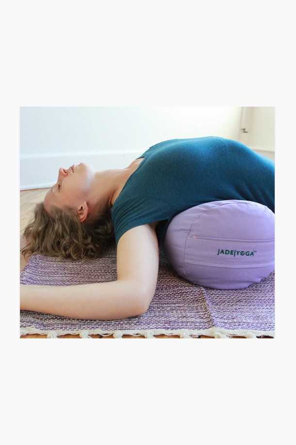 [제이드요가] 제이드 요가볼스터 직사각형은 요가 수련을 위한 보조 도구입니다. 부드러운 면 소재로 제작되어 편안한 촉감을 제공하며, 두꺼운 두께로 안정적인 쿠션감을 느낄 수 있습니다. 퍼플, 베이지, 블랙 세 가지 색상으로 제공되며, 무지 디자인으로 어떤 요가 스타일에도 잘 어울립니다. 직사각형 모양으로 다양한 요가 자세를 서포트하며, 요가 초보자부터 숙련자까지 모두 유용하게 사용할 수 있습니다. 요가 수련 시 신체 지지, 자세 교정, 편안함 증진에 도움을 드립니다.
