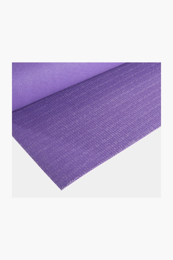 [제이드요가] 제이드 레벨원 요가매트는 요가 및 필라테스 수련에 적합한 두꺼운 TPE 소재의 요가매트입니다. 부드러운 쿠션감과 뛰어난 흡습 기능으로 편안하고 안전한 수련 환경을 제공합니다. 퍼플 색상의 무지 디자인으로 제작되었으며, 미끄럼 방지 기능이 있어 안정적인 자세 유지를 돕습니다. 친환경 소재로 제작되어 안심하고 사용할 수 있으며 양면 사용이 가능하여 실용적입니다. 요가와 필라테스 매트 선택 시 제이드 레벨원 요가매트를 고려해보세요.
