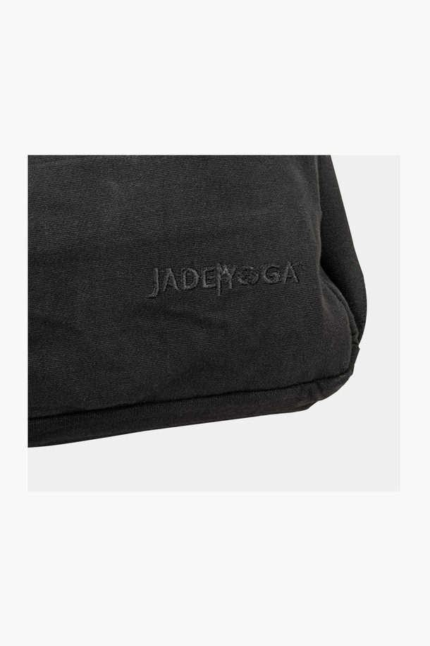 [제이드요가] 제이드 마카랑카 요가매트백은 요가와 피트니스 활동에 적합한 여성용 가방입니다. 블랙, 퍼플, 블루 세 가지 색상으로 제공되며, 튼튼한 나일론 소재로 제작되어 내구성이 뛰어납니다. 미디엄 사이즈의 원통형 디자인으로, 지퍼형 잠금 방식으로 매트를 안전하게 보관할 수 있습니다. 요가 매트 수납 및 휴대에 편리하며, 사이즈 조절 기능이 있어 사용자의 편의성을 높였습니다. 
