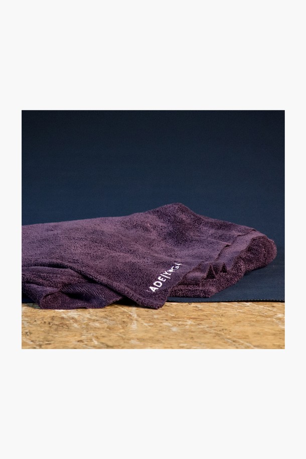 [제이드요가] 제이드 요가핸드타월은 요가 및 피트니스 활동에 적합한 극세사 소재의 요가 타월입니다. 부드러운 촉감과 얇은 두께로 제작되어 휴대성이 뛰어나며, 흡습 및 속건 기능으로 쾌적한 사용감을 제공합니다. 퍼플, 블루, 네이비, 와인 등 다양한 색상으로 제공되어 취향에 맞게 선택할 수 있습니다. 무지 디자인으로 어떤 요가복과도 잘 어울립니다. 요가 수련 시 땀 흡수를 돕고 미끄럼 방지 효과를 더하여 안전하고 편안한 운동을 지원합니다.
