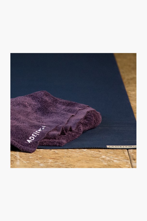 [제이드요가] 제이드 요가매트타월은 요가와 필라테스 시, 요가매트 위에 깔아 사용하는 타월입니다. 부드러운 극세사 소재로 제작되어 흡습 및 속건 기능이 뛰어나 쾌적한 운동 환경을 제공합니다. 얇은 두께로 휴대성이 용이하며, 미끄럼 방지 기능이 더해져 격렬한 동작에도 안정감을 줍니다. 퍼플, 블루, 네이비, 와인 등 다양한 색상 옵션으로 만나보세요. 무지 디자인으로 어떤 요가매트와도 잘 어울립니다.
