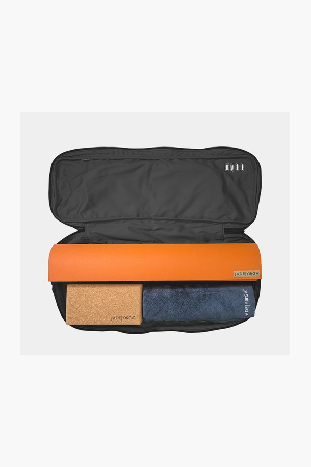 [제이드요가] 제이드 마카랑카 요가매트백은 요가와 피트니스 활동에 적합한 여성용 가방입니다. 블랙, 퍼플, 블루 세 가지 색상으로 제공되며, 튼튼한 나일론 소재로 제작되어 내구성이 뛰어납니다. 미디엄 사이즈의 원통형 디자인으로, 지퍼형 잠금 방식으로 매트를 안전하게 보관할 수 있습니다. 요가 매트 수납 및 휴대에 편리하며, 사이즈 조절 기능이 있어 사용자의 편의성을 높였습니다. 
