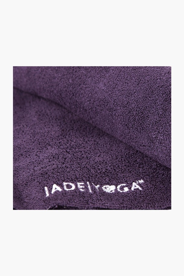 [제이드요가] 제이드 요가매트타월은 요가와 필라테스 시, 요가매트 위에 깔아 사용하는 타월입니다. 부드러운 극세사 소재로 제작되어 흡습 및 속건 기능이 뛰어나 쾌적한 운동 환경을 제공합니다. 얇은 두께로 휴대성이 용이하며, 미끄럼 방지 기능이 더해져 격렬한 동작에도 안정감을 줍니다. 퍼플, 블루, 네이비, 와인 등 다양한 색상 옵션으로 만나보세요. 무지 디자인으로 어떤 요가매트와도 잘 어울립니다.
