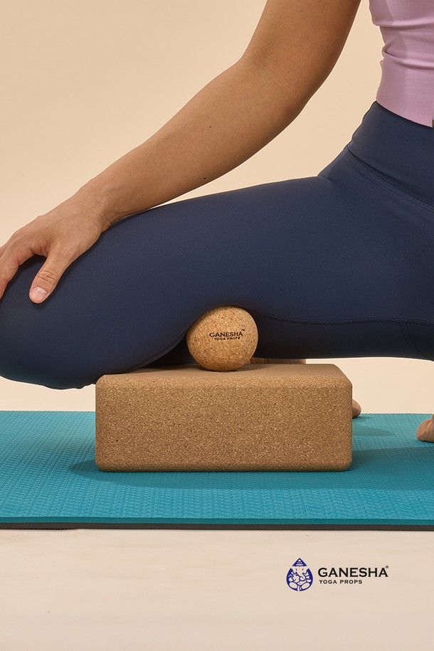 가네샤 코르크 마사지볼 싱글 라지 입니다. 요가 및 마사지 용도로 사용 가능한, 친환경 코르크 소재의 싱글형 마사지볼입니다. 브라운 컬러의 라지 사이즈로, 신체 부위의 시원한 마사지를 돕습니다. 뭉친 근육을 풀어주고, 요가 수련 시 사용하면 더욱 효과적입니다. 간편하게 휴대하며 언제 어디서든 사용 가능합니다.
