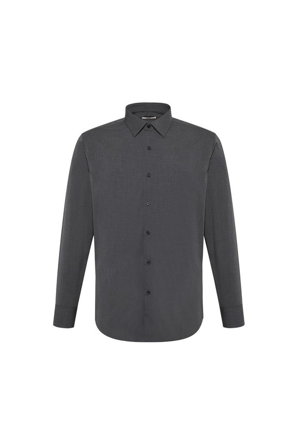 **폴리혼방 이지케어 솔리드패턴 스트레치 셔츠**는 포멀하고 미니멀한 스타일을 추구하는 당신을 위한 셔츠입니다. 그레이, 차콜 색상으로 출시되었으며, 오피스룩, 비즈니스 캐주얼, 회의룩 등 다양한 TPO에 적합합니다. 폴리에스터와 레이온 혼방 소재로 제작되어 구김이 적고 드레이프성이 뛰어나 편안하면서도 세련된 착용감을 선사합니다. 세미와이드카라와 긴소매, 레귤러핏으로 디자인되었으며, 6.5CM 카라 폭과 카라 키퍼가 내장되어 있어 셔츠의 형태를 오랫동안 유지시켜줍니다. 손세탁이 가능하며, 스트레치 기능과 이지케어 기능으로 관리가 용이합니다.
