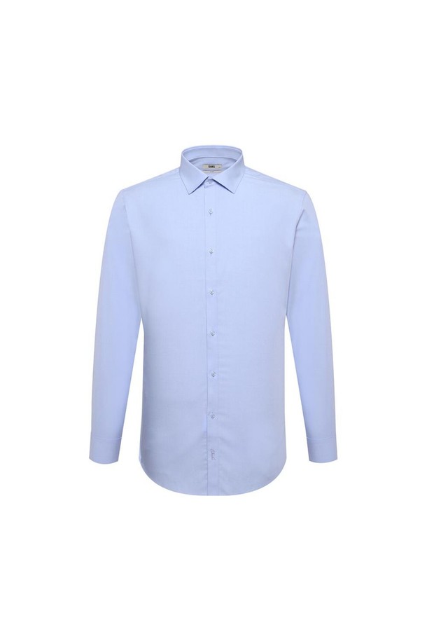 블루 컬러의 솔리드 패턴 남성용 슬림핏 드레스셔츠입니다. 폴리에스터와 레이온 혼방 트윌조직으로 제작되어 부드러운 촉감과 구김 방지, 속건 기능을 제공합니다. 6.5CM 숏세미 와이드 카라와 카라 키퍼 내장으로 넥 라인을 깔끔하게 유지하며, 허리 다트 디테일과 끝스티치 디테일이 돋보입니다. 비즈니스 및 일상, 출근룩과 오피스룩, 비즈니스 캐주얼에 적합한 클래식하고 미니멀한 스타일의 셔츠입니다. 봄, 여름 시즌에 착용하기 좋은 얇은 두께의 긴소매 드레스셔츠입니다.
