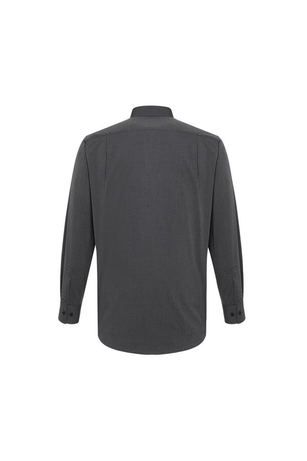 **폴리혼방 이지케어 솔리드패턴 스트레치 셔츠**는 포멀하고 미니멀한 스타일을 추구하는 당신을 위한 셔츠입니다. 그레이, 차콜 색상으로 출시되었으며, 오피스룩, 비즈니스 캐주얼, 회의룩 등 다양한 TPO에 적합합니다. 폴리에스터와 레이온 혼방 소재로 제작되어 구김이 적고 드레이프성이 뛰어나 편안하면서도 세련된 착용감을 선사합니다. 세미와이드카라와 긴소매, 레귤러핏으로 디자인되었으며, 6.5CM 카라 폭과 카라 키퍼가 내장되어 있어 셔츠의 형태를 오랫동안 유지시켜줍니다. 손세탁이 가능하며, 스트레치 기능과 이지케어 기능으로 관리가 용이합니다.
