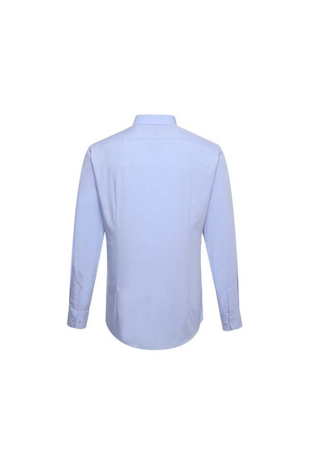 블루 컬러의 솔리드 패턴 남성용 슬림핏 드레스셔츠입니다. 폴리에스터와 레이온 혼방 트윌조직으로 제작되어 부드러운 촉감과 구김 방지, 속건 기능을 제공합니다. 6.5CM 숏세미 와이드 카라와 카라 키퍼 내장으로 넥 라인을 깔끔하게 유지하며, 허리 다트 디테일과 끝스티치 디테일이 돋보입니다. 비즈니스 및 일상, 출근룩과 오피스룩, 비즈니스 캐주얼에 적합한 클래식하고 미니멀한 스타일의 셔츠입니다. 봄, 여름 시즌에 착용하기 좋은 얇은 두께의 긴소매 드레스셔츠입니다.
