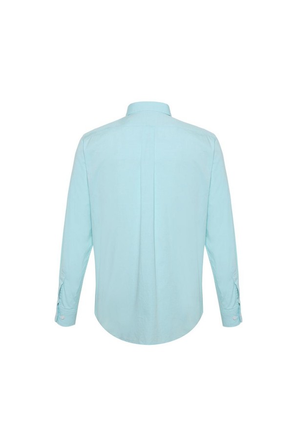 **코튼100 옥스포드 솔리드 셔츠**는 남성용 셔츠로, 민트 컬러가 산뜻한 인상을 줍니다. 가을, 겨울 시즌에 적합하며, 클래식 및 캐주얼 스타일을 모두 소화할 수 있습니다. 면 100%의 옥스포드 원단을 사용하여 부드러운 촉감과 뛰어난 흡습성을 자랑하며, 얇고 도톰한 두께감으로 다양한 레이어링이 가능합니다. 버튼다운 카라와 클래식핏 디자인은 출근룩, 비즈니스 캐주얼, 겨울 데일리룩 등 다채로운 TPO에 맞춰 스타일링하기 좋습니다.
