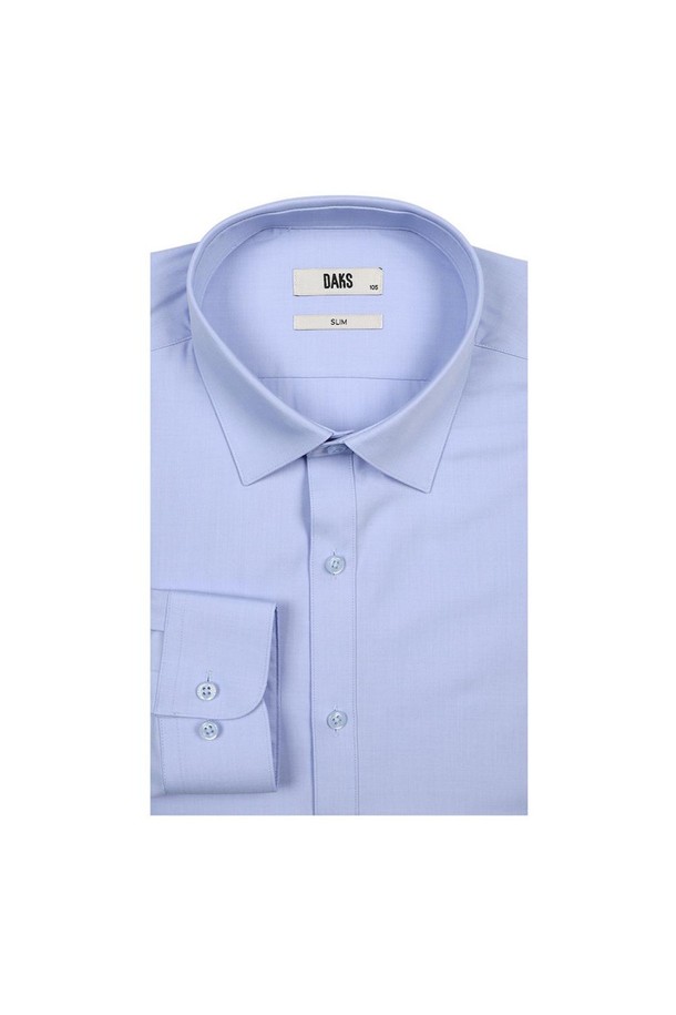 블루 컬러의 솔리드 패턴 남성용 슬림핏 드레스셔츠입니다. 폴리에스터와 레이온 혼방 트윌조직으로 제작되어 부드러운 촉감과 구김 방지, 속건 기능을 제공합니다. 6.5CM 숏세미 와이드 카라와 카라 키퍼 내장으로 넥 라인을 깔끔하게 유지하며, 허리 다트 디테일과 끝스티치 디테일이 돋보입니다. 비즈니스 및 일상, 출근룩과 오피스룩, 비즈니스 캐주얼에 적합한 클래식하고 미니멀한 스타일의 셔츠입니다. 봄, 여름 시즌에 착용하기 좋은 얇은 두께의 긴소매 드레스셔츠입니다.
