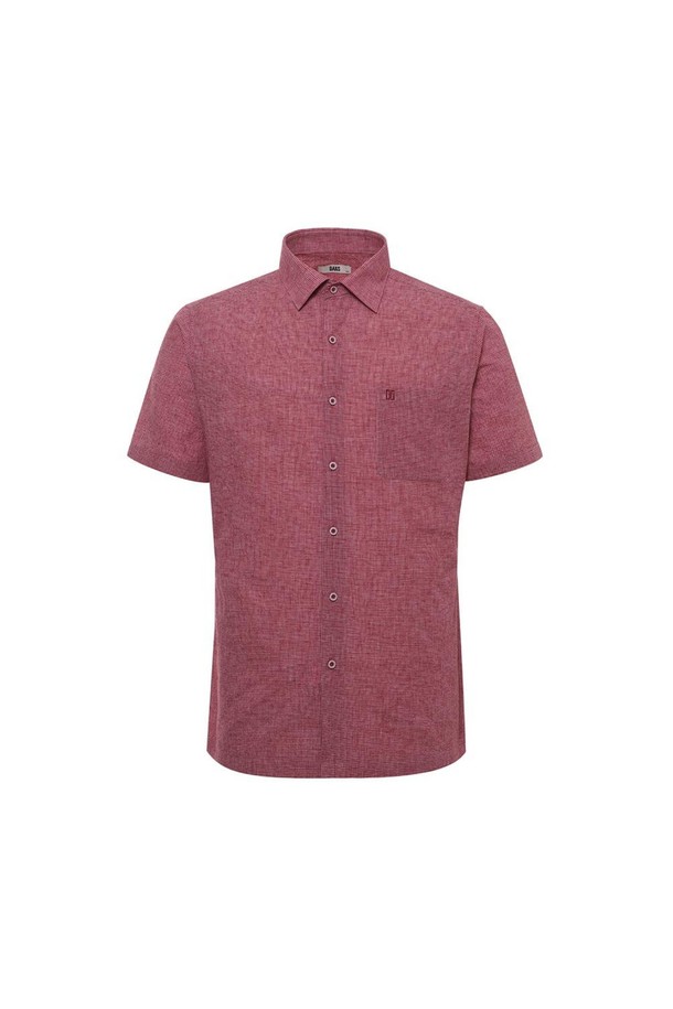 **린넨혼방 써커 솔리드패턴 반팔셔츠**

시원한 여름을 위한 린넨혼방 소재의 반팔 셔츠입니다. 통기성이 뛰어난 린넨, 폴리에스테르, 면 혼방으로 제작되어 얇고 가벼운 착용감을 제공합니다. 캐주얼 스타일의 솔리드(무지) 패턴과 시어서커(올록볼록) 텍스처가 특징이며, 세미와이드 카라 디자인으로 깔끔한 인상을 줍니다. 가슴 주머니의 시그니처 자수와 카라 키퍼가 내장되어 있으며 레귤러핏으로 편안하게 착용 가능합니다. 레드 컬러로 포인트를 더하여 미니멀, 캐주얼, 클래식 등 다양한 스타일 연출에 용이합니다.
