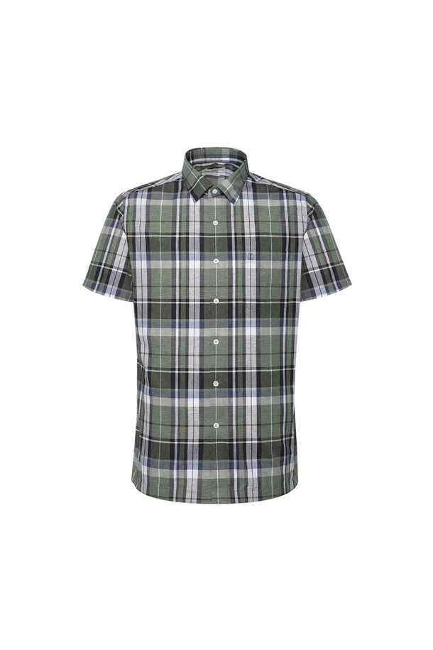 **린넨혼방 미디움체크 캐주얼 반팔셔츠**

부드러운 촉감의 린넨과 폴리에스터 혼방 소재로 제작되어 봄, 여름 시즌에 시원하고 쾌적하게 착용하기 좋은 반팔 셔츠입니다. 블랙, 카키 두 가지 색상으로 출시되었으며, 데일리룩, 캐주얼룩, 비즈니스 캐주얼, 출근룩 등 다양한 스타일에 활용 가능합니다. 세미와이드 카라와 레귤러핏 디자인으로 단정하면서도 세련된 느낌을 주며, 가슴 주머니 자수 디테일이 은은한 포인트를 더합니다. 통기성이 우수하며, 카라 키퍼가 내장되어 있어 셔츠의 형태를 오랫동안 유지할 수 있습니다. 일자 밑단으로 깔끔하게 떨어지며, 세탁 후 다림질 관리가 필요합니다.
