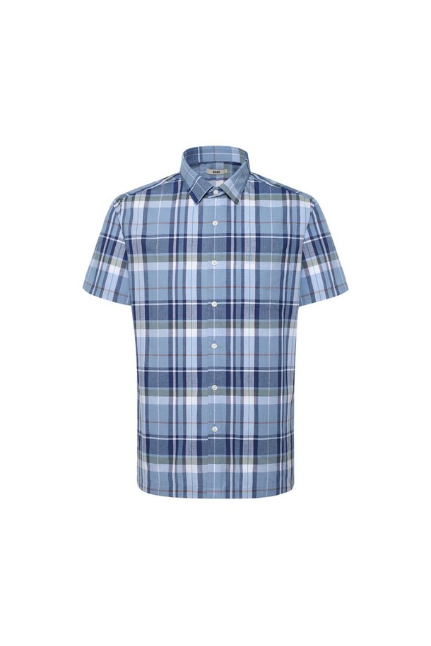 **린넨혼방 미디엄체크 캐주얼 반팔셔츠**는 봄, 여름에 시원하게 즐기기 좋은 반팔 셔츠입니다. 블루 컬러의 린넨과 폴리에스테르 혼방 소재로 제작되어 부드러운 촉감과 함께 통기성이 우수하며, 구김이 적어 관리가 용이합니다. 레귤러핏에 세미와이드 카라 디자인으로 캐주얼하면서도 클래식한 분위기를 연출하며, 데일리, 캐주얼, 비즈니스룩까지 폭넓게 활용 가능합니다. 가슴 주머니 자수 디테일과 카라 키퍼 내장으로 퀄리티를 높였으며, 일자 밑단으로 깔끔하게 떨어지는 핏을 자랑합니다. 손세탁이 가능하여 편리하게 관리할 수 있습니다.
