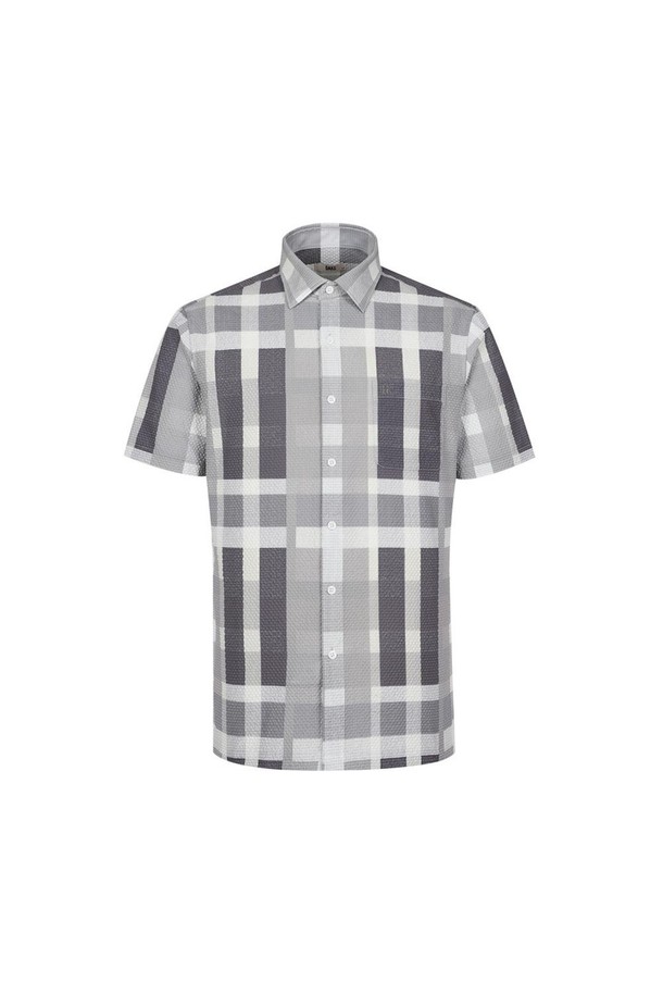 폴리100 닥스체크 캐주얼 반팔 셔츠는 시어서커 소재의 그레이 컬러 체크 패턴 셔츠입니다. 통기성이 뛰어나 여름철에도 시원하게 착용 가능하며, 레귤러 핏으로 편안한 착용감을 선사합니다. 가슴 포켓과 DD 자수 로고 디테일이 돋보이며, 구김이 덜하고 관리가 용이한 노케어 소재로 제작되었습니다. 손세탁이 가능하여 실용적이며, 비즈니스 캐주얼, 휴가룩, 여름 바캉스룩, 캐주얼, 미니멀, 리조트 스타일 모두 소화 가능합니다.
