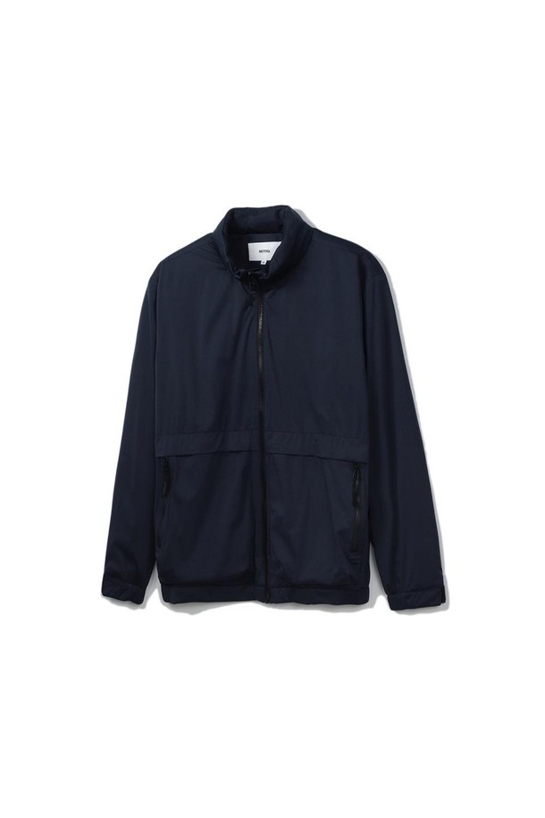 네이비 컬러의 하이넥 바람막이입니다. 간절기에 적합하며, 부드러운 폴리에스터 소재로 제작되어 편안한 착용감을 제공합니다. 일상 및 캐주얼 스타일은 물론, 산책이나 여행 시에도 활용하기 좋습니다. 지퍼형 여밈 방식에 스탠다드핏으로, 후드 내장, 밑단 및 소매 이밴드, 사이드 포켓 등의 디테일이 돋보입니다. 스트레치 기능과 코팅 처리가 되어 있어 활동성과 기능성을 모두 갖춘 아이템입니다.
