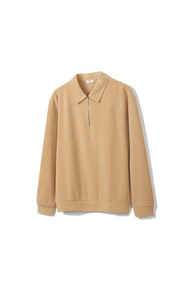 따뜻함이 느껴지는 옐로우 컬러의 폴리혼방 하프집업 카라 티셔츠입니다. 부드러운 촉감의 폴리에스터, 폴리우레탄, 면 혼방 소재로 제작되어 편안한 착용감을 선사합니다. 겨울철 데일리룩을 위한 아이템으로, 베이직하고 Urban 스타일을 연출하기 좋습니다. 긴소매와 레귤러핏, 두꺼운 두께감으로 보온성을 높였으며, 기모 가공과 스웨이트 배색, 브랜드 시그니처 라벨 디테일이 특징입니다. 카라 네크라인과 하프집업 여밈 방식으로 클래식, 미니멀, 캐주얼 스타일을 완성해보세요.
