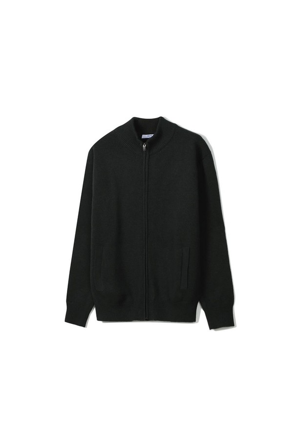 세련된 무드의 남성용 '폴리혼방 솔리드 니트집업' 카키 컬러입니다. 가을과 겨울에 어울리는 부드러운 촉감의 중간 두께 니트 소재로 제작되었으며, 베이직하고 어반 스타일을 연출합니다. 신축성이 있어 편안한 착용감을 제공하며, 레귤러핏으로 제작되었습니다. 무지 디자인에 4가지 다크 컬러 구성으로, 데일리룩과 출근룩에 모두 활용하기 좋습니다. 작은 지퍼 디테일로 앞마이를 보완하여 미니멀, 클래식, 캐주얼 등 다양한 스타일을 소화할 수 있습니다.
