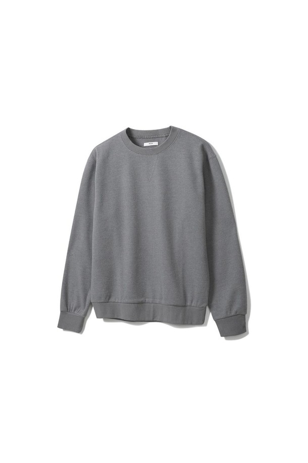 니트 라이크 라운드 맨투맨 그레이는 가을, 겨울에 활용하기 좋은 공용 맨투맨입니다. 부드러운 촉감의 니트 라이크 원단으로 제작되어, 뛰어난 보온성을 제공하며 활동성이 좋습니다. 레귤러핏에 라운드넥 디자인으로 베이직하고 캐주얼한 스타일을 연출하기 용이합니다. 무지 패턴의 그레이 컬러는 어떤 옷에도 잘 어울려 데일리룩, 집콕룩, 산책룩 등 다양한 TPO에 활용하기 좋습니다. 관리가 용이하여 편안하게 착용할 수 있는 아이템입니다.
