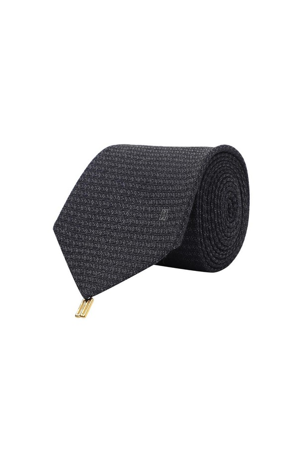 세련된 남성미를 더하는 실크 혼방 솔리드 넥타이입니다. 고급스러운 그레이 컬러와 부드러운 촉감, 은은하게 빛나는 광택이 특징입니다. 실크 소재 특유의 매끄러움은 착용 시 편안함을 선사하며, 클래식하고 미니멀한 스타일을 완성합니다. 비즈니스, 포멀, 오피스룩, 비즈니스 캐주얼, 회의룩 등 다양한 TPO에 잘 어울립니다. 실고리로 연결된 DD 악세서리는 제거하여 더욱 깔끔하게 연출할 수 있습니다.
